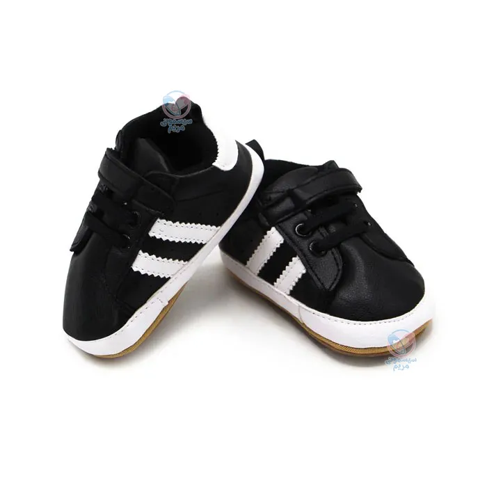 پاپوش مشکی بغل دو خط قابل استفاده در بهار، تابستان، پاییز و زمستان