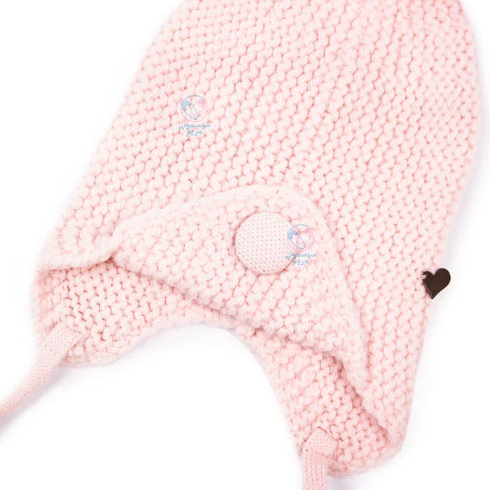 محصولی از بافت تنفسپذیر که از داغ شدن سر نوزاد و آن تعریق جلوگیری میکند.