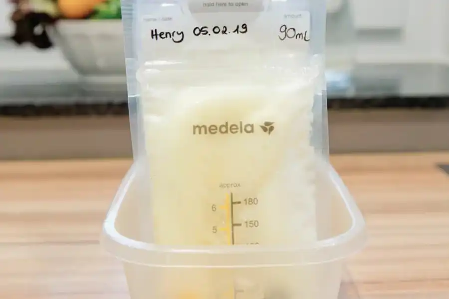 همیشه تاریخ و ساعت دوشیدن یا پمپ کردن شیر را روی کیسه یا ظرف ذخیرهسازی یادداشت کنید.