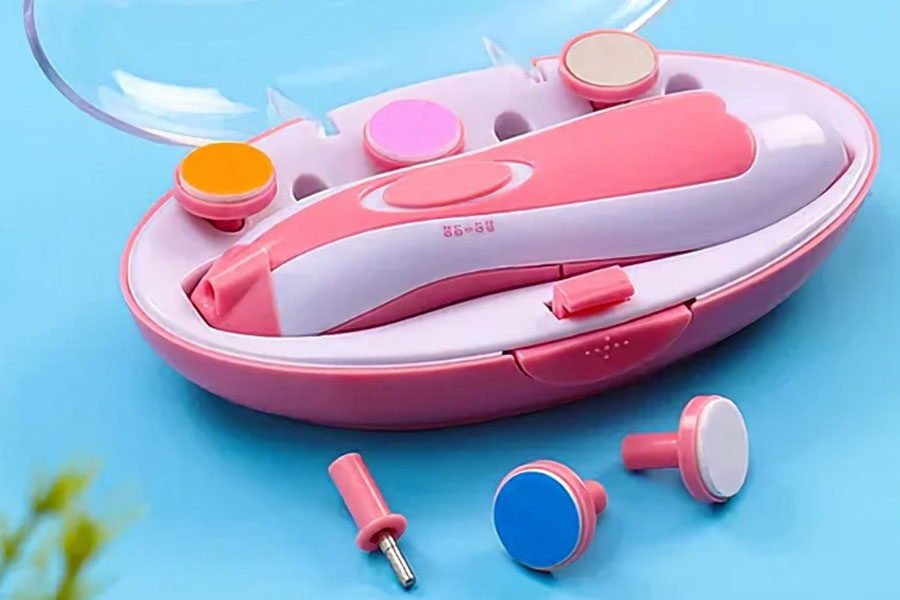 زمان استفاده از ناخنگیرهای برقی، از سری سایز مناسب برای ناخنهای کودک استفاده کنید.