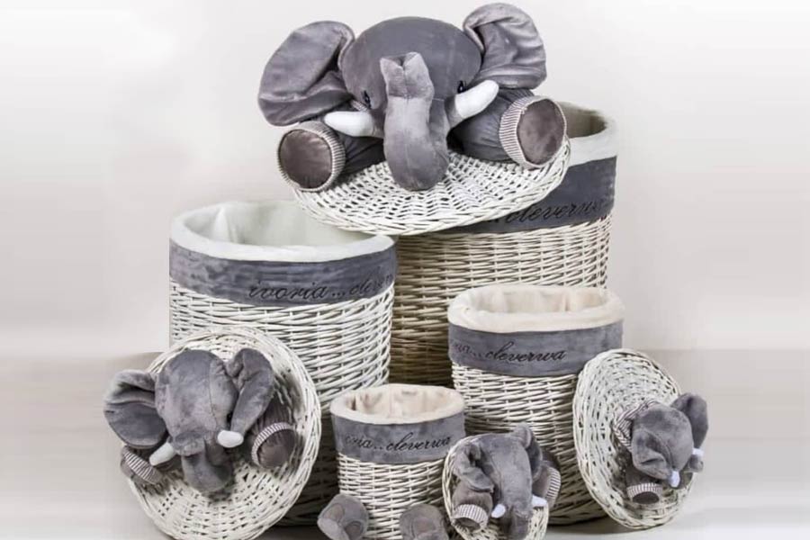 ستهای سبد سیسمونی معمولاً شامل چند سبد در اندازهها یا طرحهای مکمل هستند که برای نگهداری انواع مختلف وسایل نوزاد کاربرد دارند.