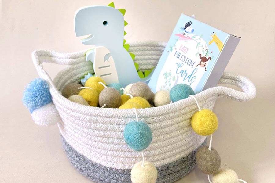 سبد سیسمونی مکرومه، محصولی کاربردی با بافتی هنرمندانه از الیاف طبیعی و طراحی مینیمال برای دکوراسیون خاص و مدرن اتاق نوزاد