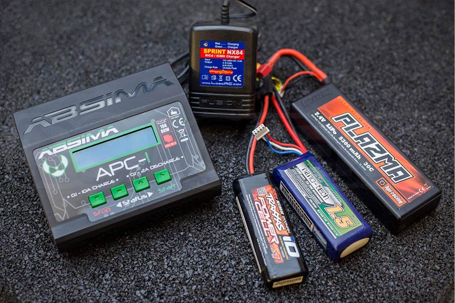 انتخاب باتری با ولتاژ مناسب، عملکرد اسباببازی را افزایش میدهد.