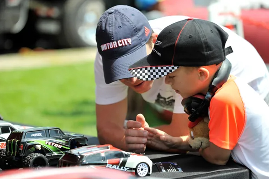 رشد مهارتهای فردی و اجتماعی کودک باعث تقویت اعتمادبهنفس و عزت نفس کودک میشود.