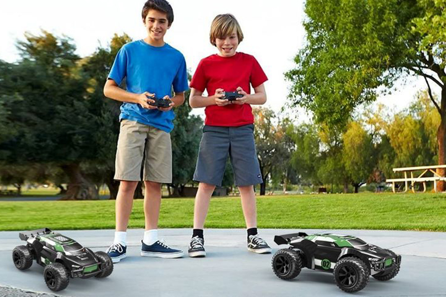 بازی با ماشین کنترلی، ایجاد حس هیجان، لذت و انگیزه در کودک را افزایش میدهد.