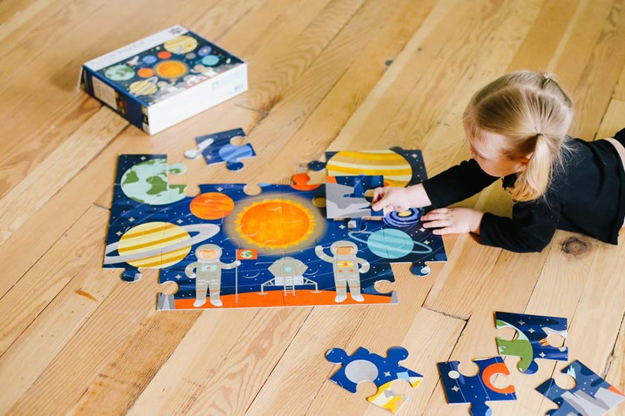 حل پازل باعث تحریک خلاقیت و تخیل کودک میشود.