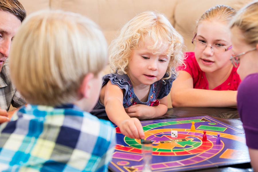 برای کسانی که از تعامل و دورهمی لذت میبرند، بازیهای اجتماعی و پرهیجان مناسبتر هستند.