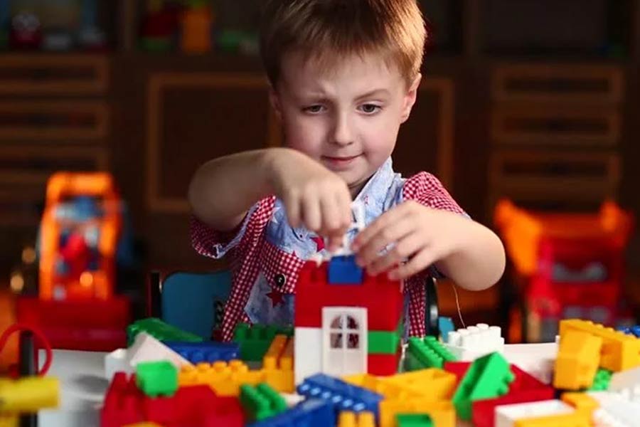 لگو خانهسازی به کودک شما در تقویت تخیل فضایی و افزایش صبر و تمرکز کمک میکند.