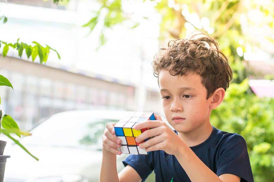 حل روبیک، یکی از صدها کاری است که میتواند ذهن را به چالش بکشد.