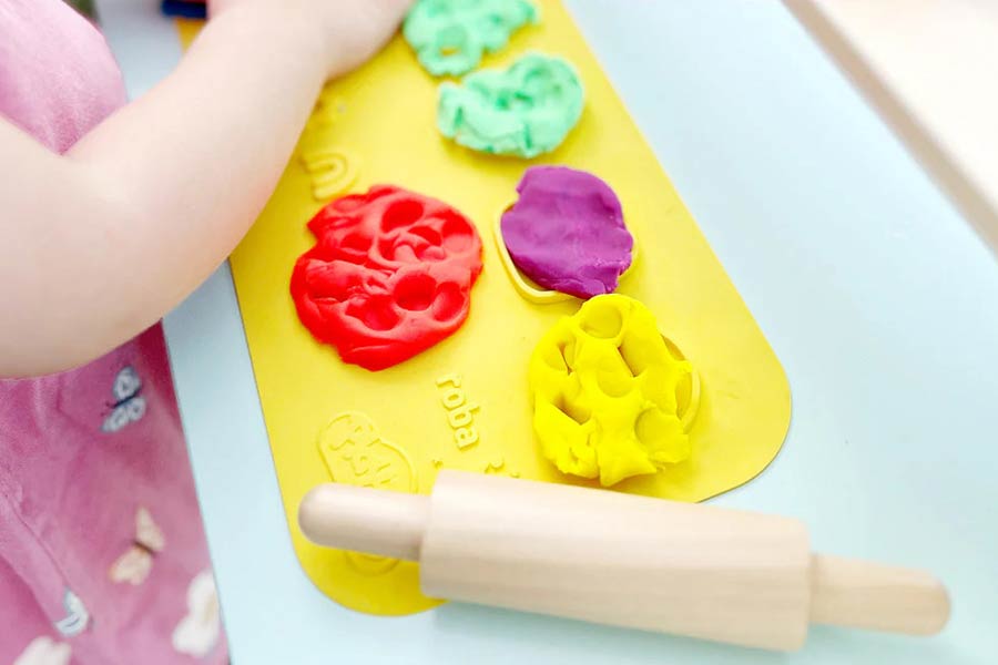 مهمترین مزیت خمیربازی در رشد شناختی کودکان، افزایش خلاقیت و تخیل است.