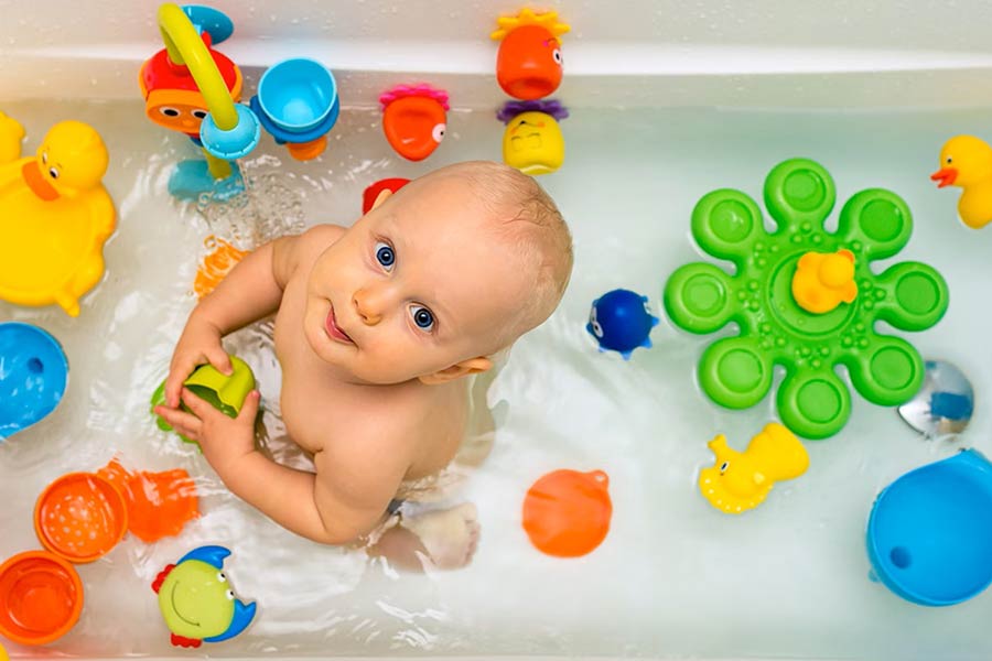 با اسباببازیهای مناسب، برای کودکانتان کلاس آموزشی در حمام ترتیب دهید.