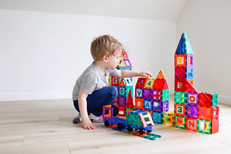 مگنتینگ تایلز، ابزاری قدرتمند برای تقویت خلاقیت، مهارتهای حرکتی و حل مسئله در کودکان است.