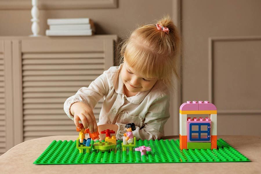 قطعات لگو اصل، با یک فشار ملایم در جای خود قفل میشوند.