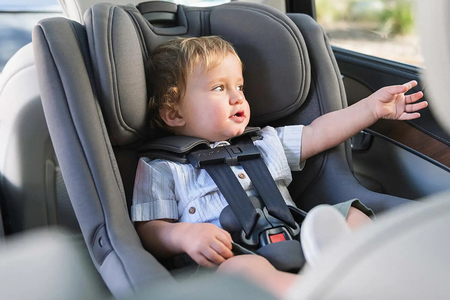 با خرید یک صندلی ماشین استاندارد، با خاطر جمع سفر کنید.