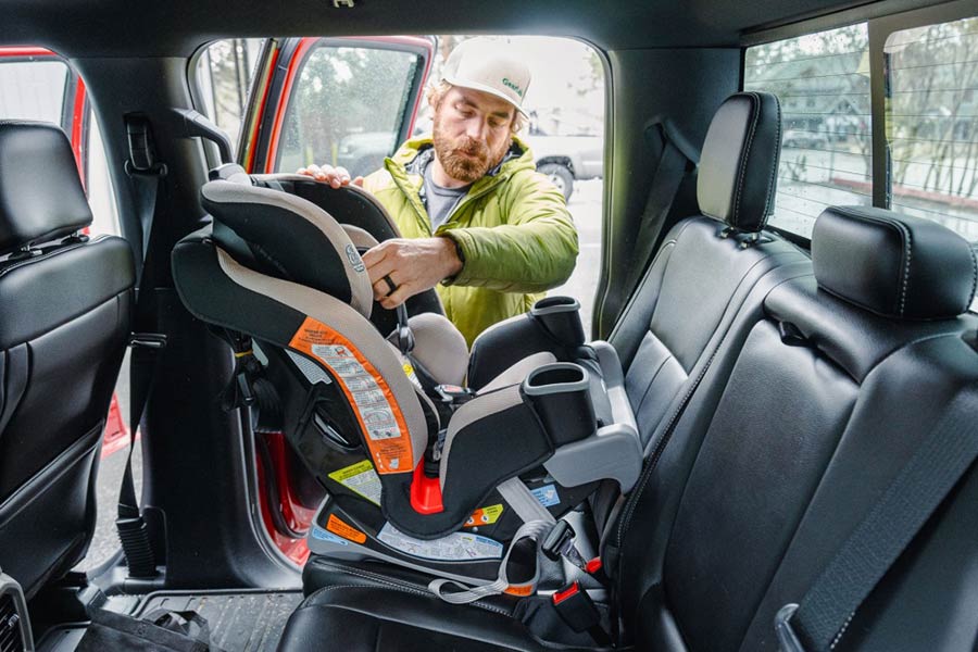 با کمک صندلیهای ایزوفیکسدار راحت سفر کنید.