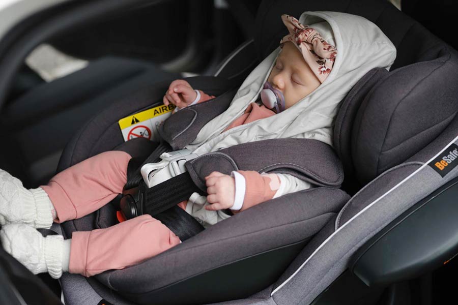 بالشتکهای ناحیه سر و نواحی کناری صندلی ماشین، تا حد زیادی ضربههای ناگهانی جانبی را کاهش میدهند.